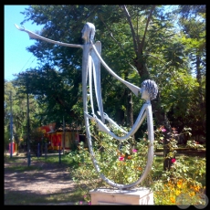 ESCULTURA EN MEMORIA DE ALVARO ARTURO SAMANIEGO BÁEZ - Escultura de HUGO y JUAN PABLO PISTILLI